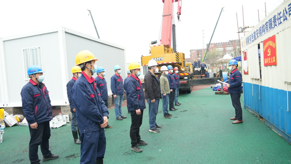 抗擊疫情當(dāng)先鋒  紅色工地踐使命——記市住建局田家炳中學(xué)疫情隔離點(diǎn)建設(shè)臨時(shí)黨支部 抗擊疫情當(dāng)先鋒  紅色工地踐使命——記市住建局田家炳中學(xué)疫情隔離點(diǎn)建設(shè)臨時(shí)黨支部